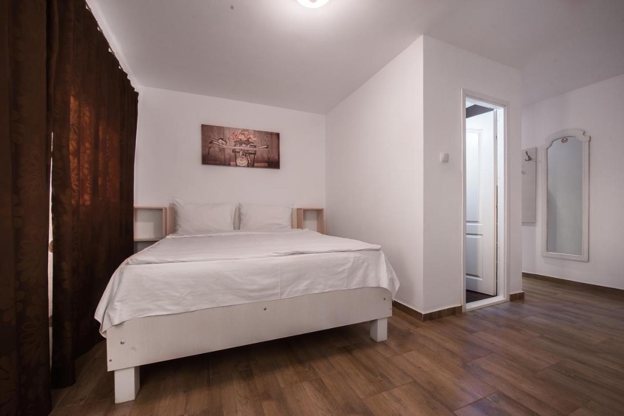 ホテル Casa 4 Odai Douăzeci şi Trei August エクステリア 写真