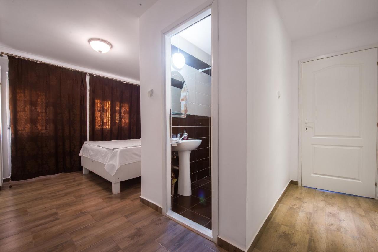ホテル Casa 4 Odai Douăzeci şi Trei August エクステリア 写真
