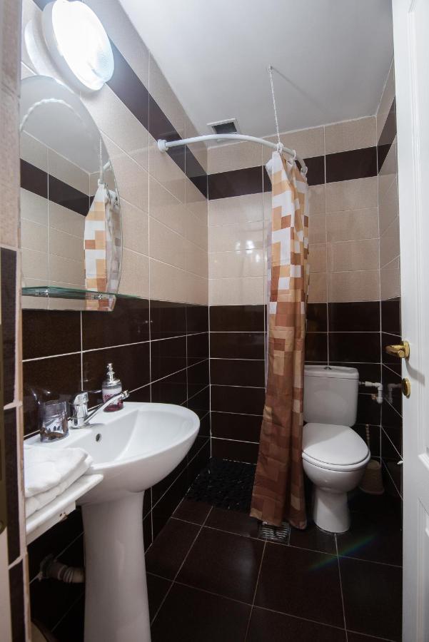 ホテル Casa 4 Odai Douăzeci şi Trei August エクステリア 写真