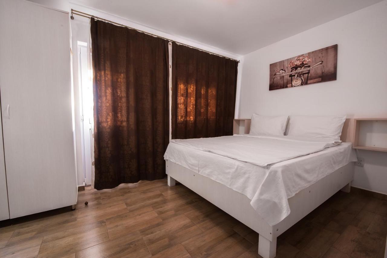 ホテル Casa 4 Odai Douăzeci şi Trei August エクステリア 写真