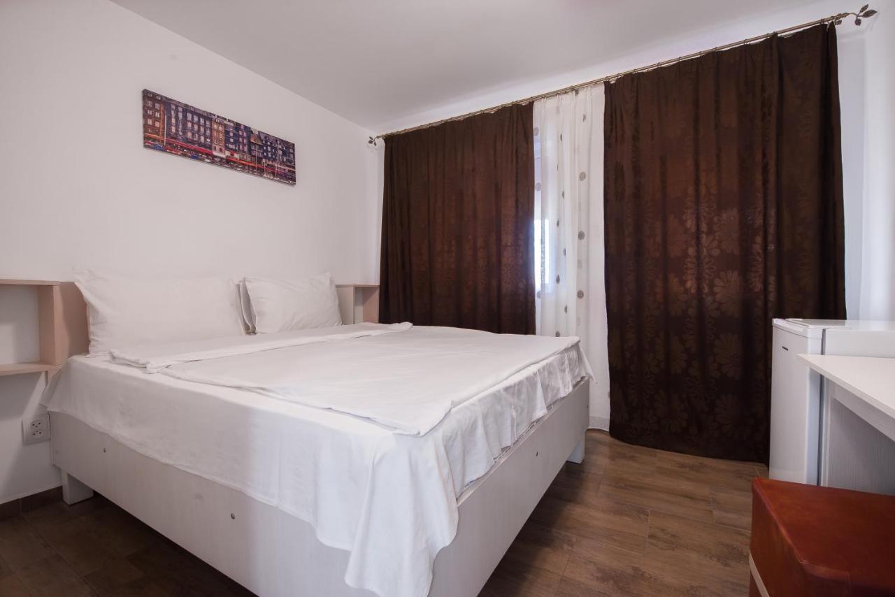 ホテル Casa 4 Odai Douăzeci şi Trei August エクステリア 写真