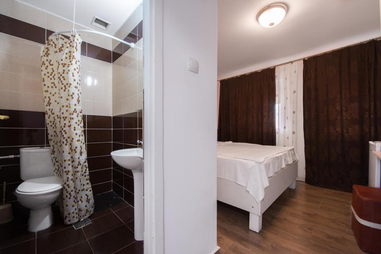 ホテル Casa 4 Odai Douăzeci şi Trei August エクステリア 写真